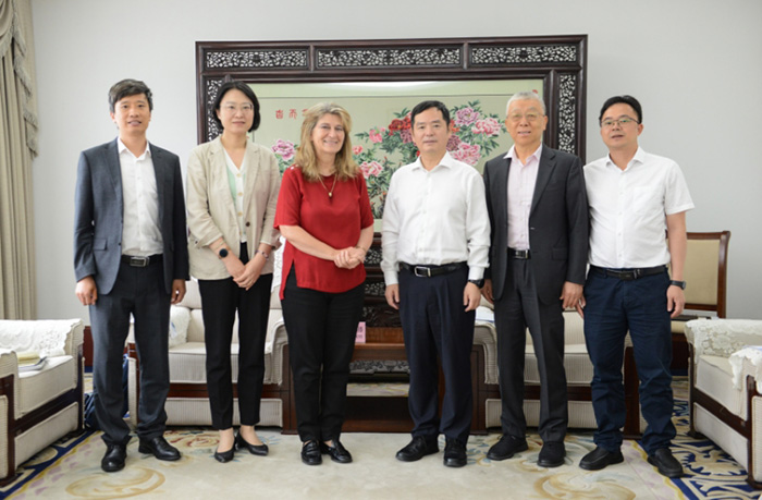 新闻照-黄三文会见非洲科学院院长利兹•科斯滕.jpg